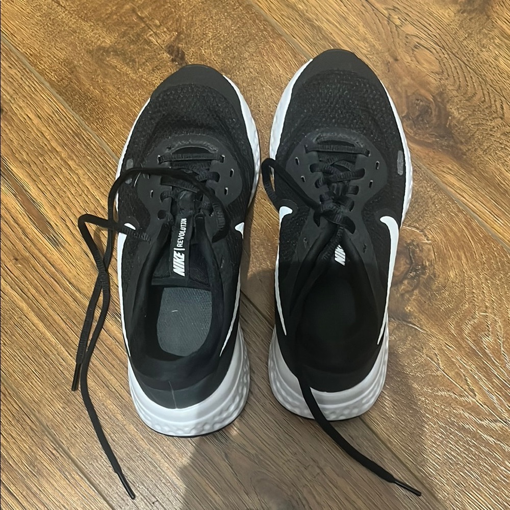 Nike Black and White Athletic Shoes with Cushioned Sole